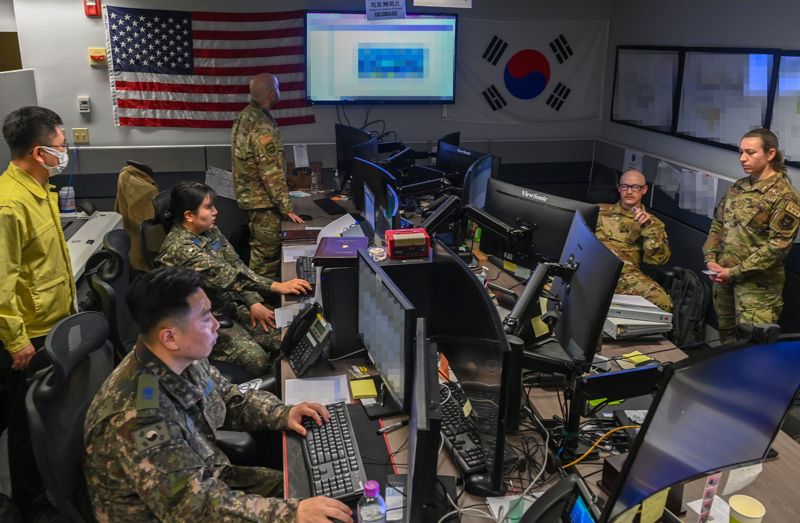 전반기 한미 연합연습 '자유의 방패(FS·Freedom Shield)' 첫날인 3월 4일(월), 연합공군구성군사령부(CACC·Combined Air Component Command) 한미 공군 장병들이 공군 오산기지의 한국항공우주작전본부(KAOC·Korea Air and space Operations Center)에서 함께 연습에 임하고 있다. 사진=공군 제공