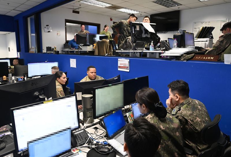 전반기 한미 연합연습 '자유의 방패(FS·Freedom Shield)' 첫날인 3월 4일(월), 연합공군구성군사령부(CACC·Combined Air Component Command) 한미 지휘관·참모들이 공군 오산기지의 한국항공우주작전본부(KAOC·Korea Air and space Operations Center)에서 공조회의 및 상황보고를 실시하고 있다. 사진=공군 제공