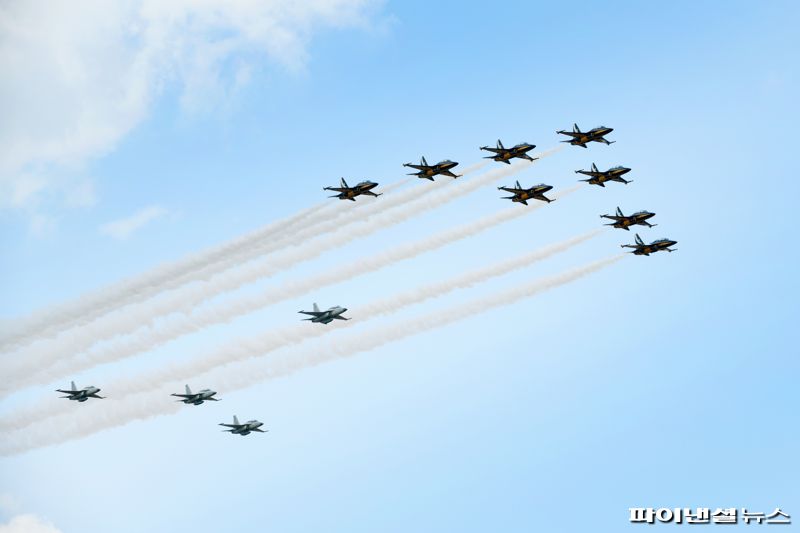 대한민국 공군 특수비행팀 블랙이글스가 지난 3일 필리핀 클락 공군기지에서 열린 '2024 필리핀 에어쇼' 개막식에서 필리핀 공군이 운용 중인 FA-50PH와 우정비행을 하고 있다. 한국항공우주산업 제공