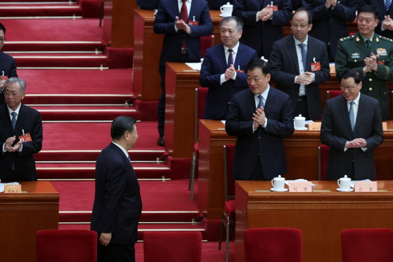 시진핑 중국 국가주석이 4일 베이징 인민대회당에서 열린 정치협상회의 개막식에 참석해 참가자들과 인사를 나누고 있다. 로이터 연합뉴스