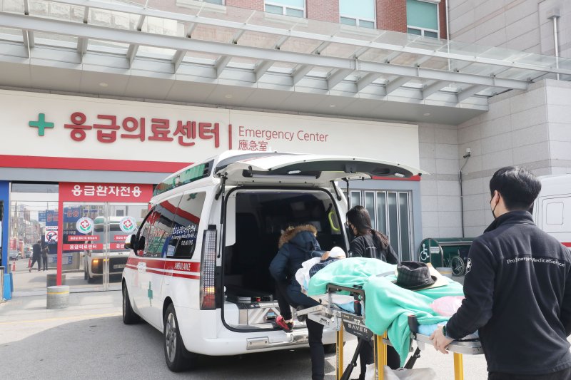 전공의 집단사직 2주째인 4일 오전 광주 동구 전남대병원에서 응급환자가 응급실로 이송되고 있다. 뉴스1