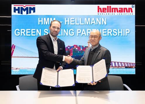 김신 HMM 컨테이너사업부문장(오른쪽)과 독일 물류기업 헬만의 노이만 글로벌 FCL 총괄이 4일 서울 여의도 HMM 본사에서 '그린세일링 서비스' 첫 계약 후 기념 사진을 찍고 있다. HMM 제공