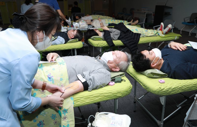 NH투자증권은 지난해 2월 서울 여의도 본사에서 '사랑의 나눔 헌혈 행사'를 진행했다. 정영채 사장과 임직원들이 헌혈을 하고 있다.
