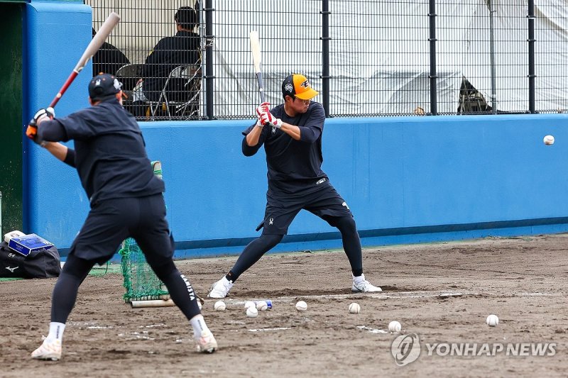 채은성 타격훈련 채은성 타격훈련 (야에세[일본 오키나와현]=연합뉴스) 서대연 기자 = 한화 이글스 채은성이 25일 일본 오키나와현 고친다 구장에서 열린 2차 스프링캠프에서 타격훈련을 하고 있다. 2024.2.25 dwise@yna.co.kr (끝)