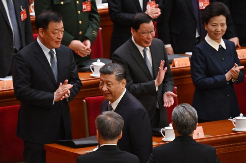'정협' 참석한 시진핑4일 시진핑 중국 국가주석이 베이징 인민대회당에서 열린 '전국인민정치협상회의(정협·CPPCC)' 개막식을 마치고 자리를 떠나고 있다. 신화뉴시스