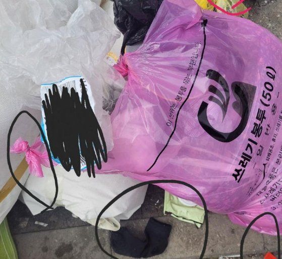 경지도 오산시에서 자신이 버린 쓰레기 봉투에 다른 사람의 쓰레기가 담겨 있었다는 사연이 공개됐다. 사진=온라인커뮤니티 보배드림 캡처
