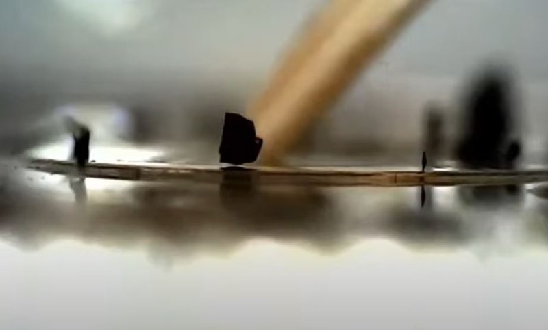 [서울=뉴시스] 5일 엑스(X, 전 트위터) 등 소셜네트워크서비스(SNS) 등에 따르면 LK-99 연구자인 김현탁 미 윌리엄앤메리대 교수는 4일(현지시간) 오전 8시12분(한국시간 4일 오후 11시12분)께 미국 미네소타주 미니애폴리스에서 열리는 미국물리학회(APS) 학술대회에서 'PCPOSOS'의 초전도성 실험 결과를 발표했다. 사진은 SCTL이 찍은 PCPOSOS 공중 부양 영상 중 일부 (사진=유튜브 '대마왕-SCTLcorp' 캡처) *재판매 및 DB 금지