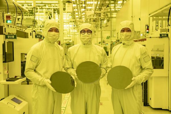 삼성전자 파운드리사업부 관게자들이 화성캠퍼스 3나노 양산라인에서 3나노 웨이퍼를 보여주고 있다. (출처=삼성전자)