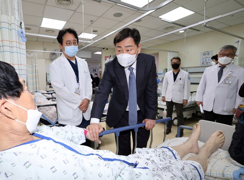 김관영 전북도지사(중앙)가 지난달 22일 전북대병원을 찾아 의료공백 사태에도 현장을 지키고 있는 의료진과 환자를 격려했다. 전북도 제공