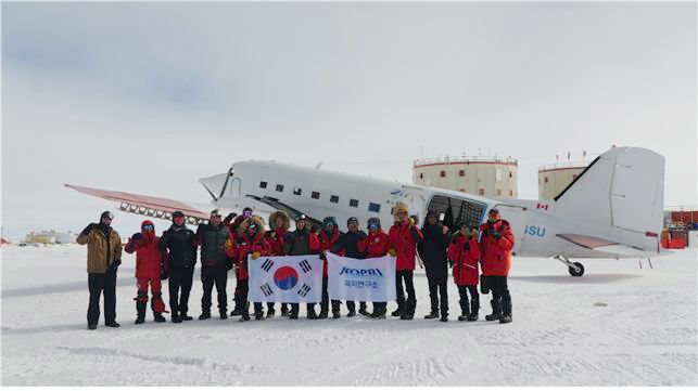 극지연구소는 한국이 주도해 개발한 레이더 기술로 남극에서 3500m 두께의 빙하 탐사에 성공했다. 빙하 레이더 탐사 연구팀과 K-루트 탐사대가 빙하 레이더가 부착된 경비행기 앞에서 기념촬영을 하고 있다. 극지연구소 제공.
