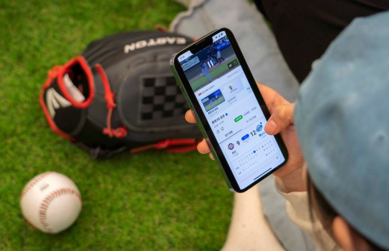 [서울=뉴시스] 사진은 SK텔레콤 AI 서비스 에이닷을 통해 프로야구 경기를 생중계하는 모습. SK텔레콤은 최근 에이닷 앱 공지사항에 실시간 중계, 응원팀 설정 등 프로야구 관련 일부 서비스를 종료한다고 밝혔다. (사진=SK텔레콤 제공) *재판매 및 DB 금지