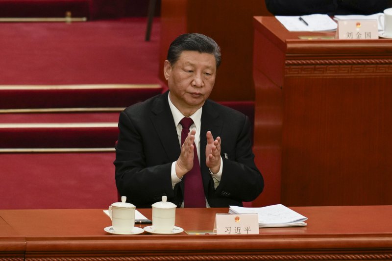 시진핑 중국 국가주석이 5일 중국 베이징의 인민대회당에서 열린 제14기 전국인민대표대회(전인대) 개회식에 참석해 박수를 치고 있다. AP 뉴시스