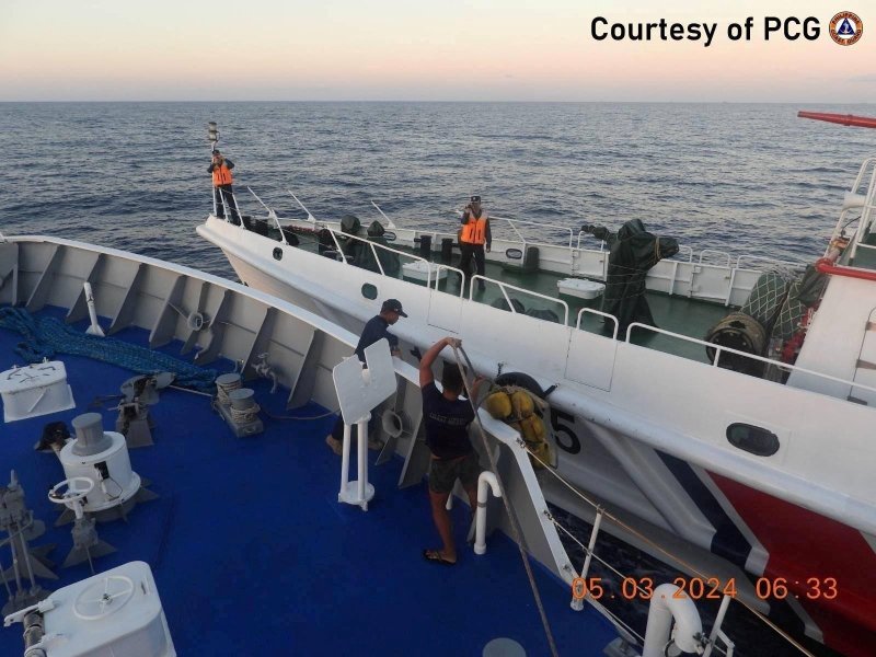 5일 남중국해에서 필리핀 해안경비대 대원(왼쪽)들이 중국 해경 선박과 충돌 이후 선체를 점검하고 있다.<div id='ad_body3' class='mbad_bottom' ></div>로이터연합뉴스