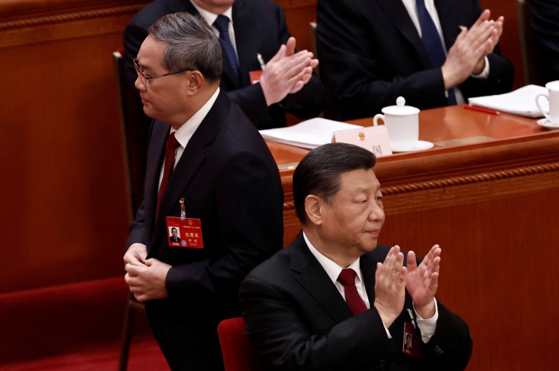 5일 중국 베이징 인민대회당에서 열린 전국인민대표대회(전인대) 개회식에서 리창 중국 국무원 총리(왼쪽)가 업무보고를 위해 이동하는 가운데 시진핑 중국 국가주석이 박수를 치고 있다.로이터연합뉴스