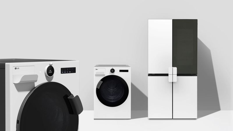 LG 컴포트 키트가 적용된 세탁기, 건조기, 냉장고(왼쪽부터). LG전자 제공
