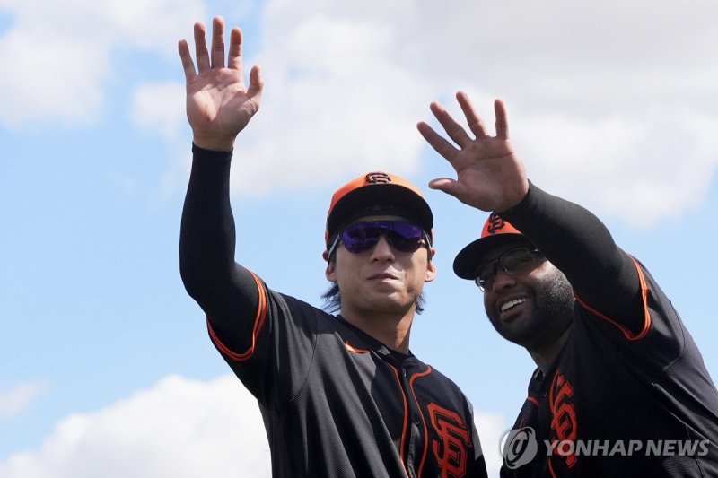 팬들을 향해 손 흔드는 이정후와 파블로 산도발 San Francisco Giants' Jung Hoo Lee, left, of South Korea, and Pablo Sandoval, wave to the crowd prior to a spring training baseball game against the Colorado Rockies, Monday, March 4, 2024, in Scottsdale, Ariz. (AP Photo/Ross D. Franklin)