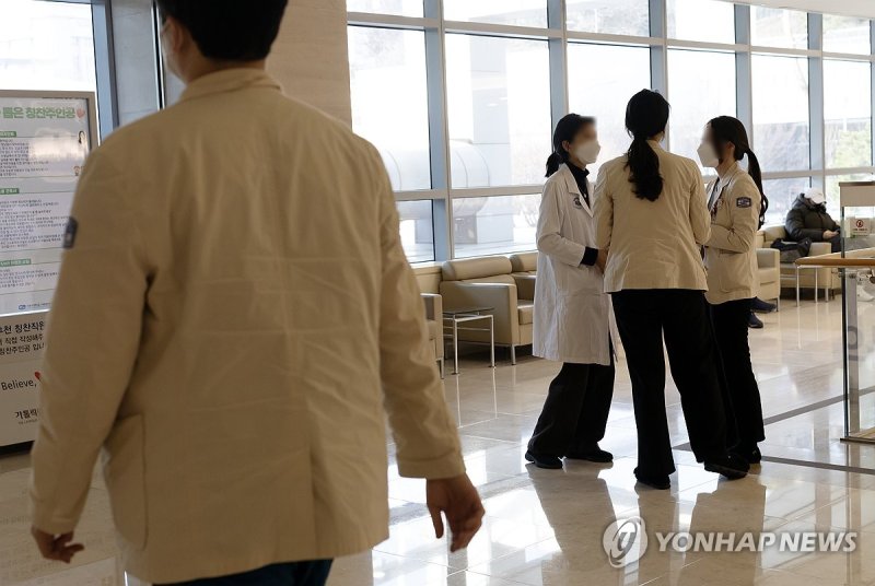 전공의 면허정지·처벌 절차 개시 전공의 면허정지·처벌 절차 개시 (서울=연합뉴스) 윤동진 기자 = 업무개시명령에도 의료 현장에 돌아오지 않은 전공의들에 대한 정부의 면허 정지, 처벌 절차가 본격적으로 시작될 전망인 4일 서울의 한 대형병원의 모습. 2024.3.4 mon@yna.co.kr (끝)