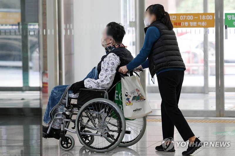 2주째 접어든 전공의 집단이탈 2주째 접어든 전공의 집단이탈 (광주=연합뉴스) 천정인 기자 = 전공의 집단이탈로 인한 의료파행이 2주째 이어진 4일 광주 동구 전남대학교병원에서 한 환자와 보호자가 로비를 지나고 있다. 2024.3.4 iny@yna.co.kr (끝)