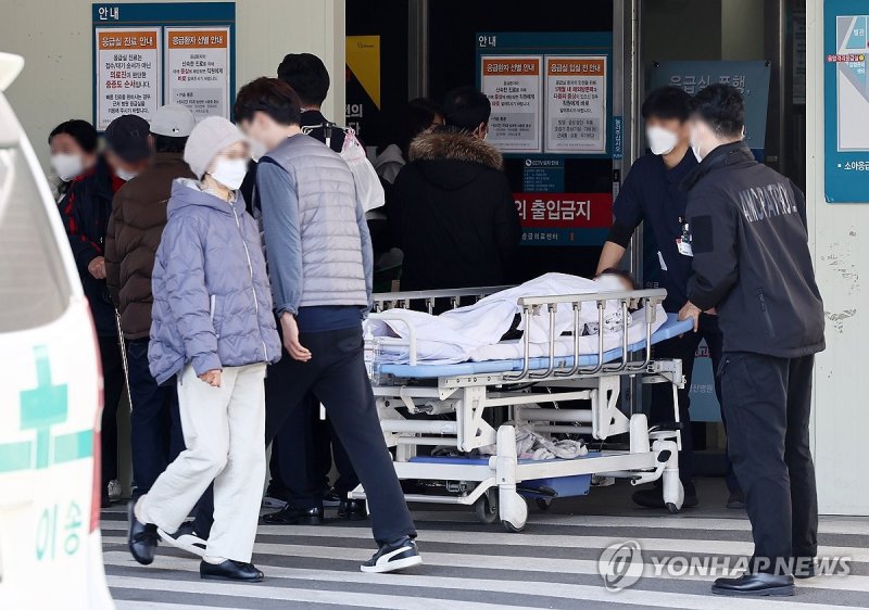 전공의 사직 일주일째 전공의 사직 일주일째 (서울=연합뉴스) 윤동진 기자 = 정부의 의대 증원에 반발한 전공의들의 집단사직이 일주일째 이어지고 있는 26일 오전 서울아산병원 응급의료센터 모습. 보건복지부는 주요 100개 수련병원을 서면 점검한 결과 지난 23일 오후 7시 기준 소속 전공의의 80.5%인 1만34명이 사직서를 제출했다고 밝혔다. 2024.2.26 mon@yna.co.kr (끝)