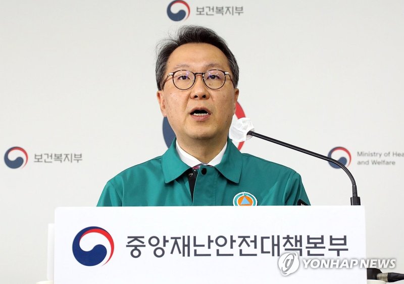 정부 "주요 병원 100곳 레지던트 8천983명 이탈…이탈률 90.1%" 정부 "주요 병원 100곳 레지던트 8천983명 이탈…이탈률 90.1%" (세종=연합뉴스) 배재만 기자 = 박민수 중앙재난안전대책본부 제1총괄조정관(보건복지부 2차관)이 5일 오전 정부세종청사에서 열린 의사 집단행동 중앙재난안전대책본부 회의 결과 브리핑에서 "주요 100개 수련병원을 점검한 결과, 신규 인턴을 제외한 레지던트 1∼4년 차 9천970명 중 8천983명(90.1%)이 근무지를 이탈했다"고 밝히고 있다. 2024.3.5 scoop@yna.co.kr 