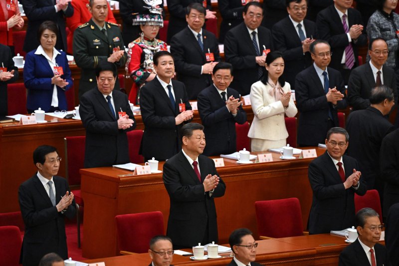 전인대 개막식 참석한 시진핑 시진핑 중국 국가주석(맨 앞줄 왼쪽)이 5일 중국 베이징 인민대회당에서 열린 전국인민대표대회(전인대) 개막식에 참석해 박수를 치고 있다. AFP연합뉴스