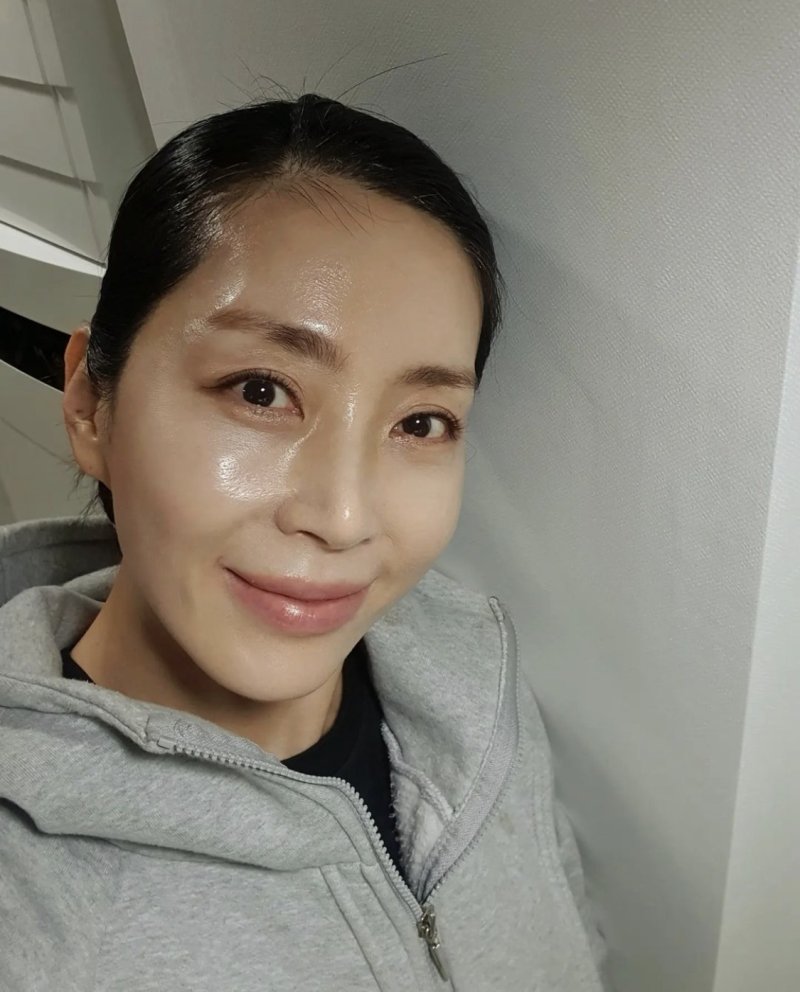 송윤아, 50대 나이 믿기기 않는 투명한 '물광 피부' [N샷]