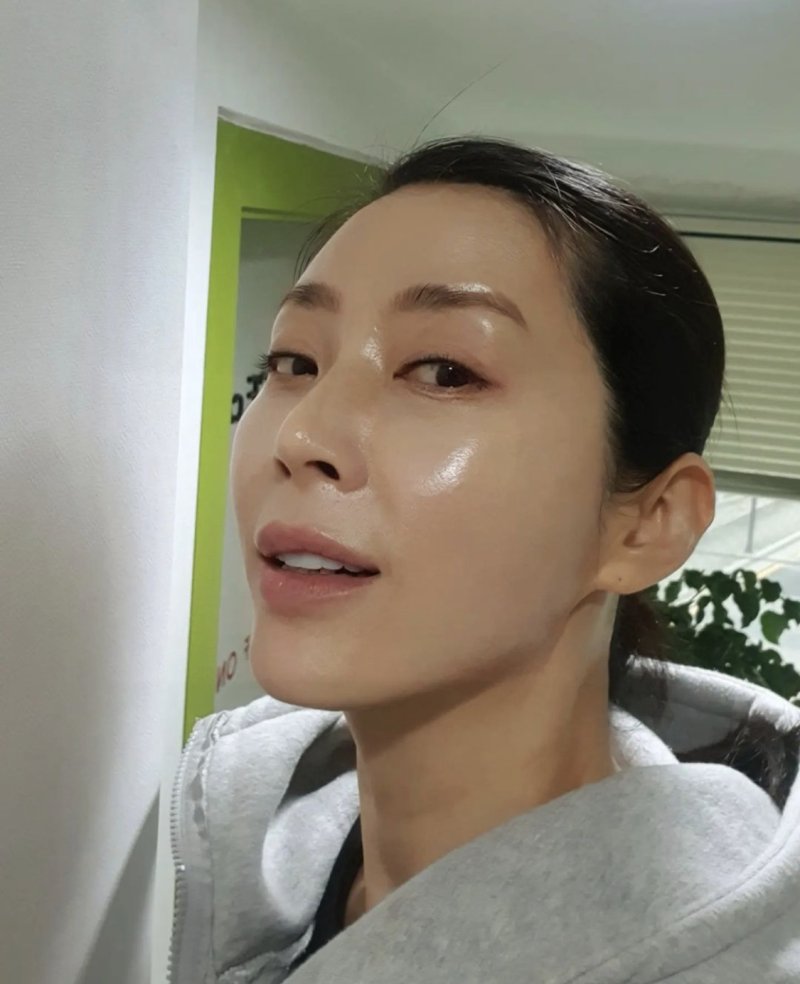 송윤아, 50대 나이 믿기기 않는 투명한 '물광 피부' [N샷]