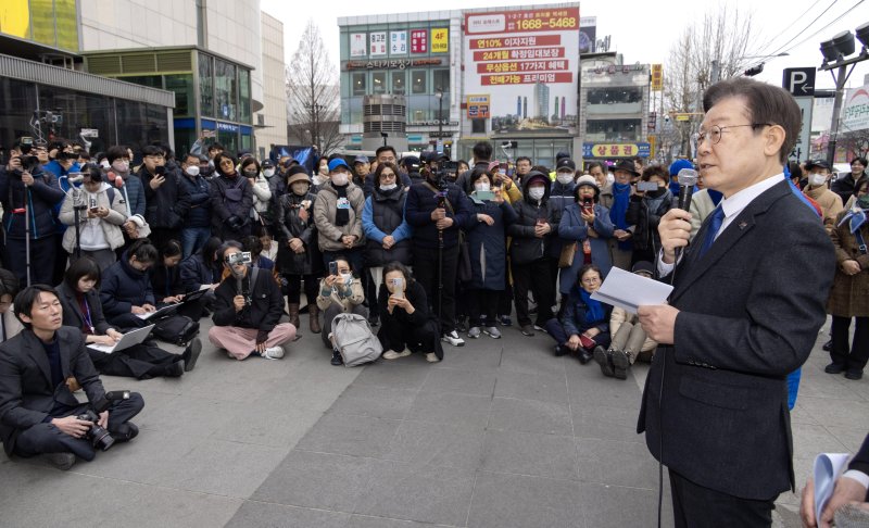 이재명 더불어민주당 대표가 5일 서울 영등포역 앞에서 긴급 현장기자회견을 하고 있다. 사진=뉴시스