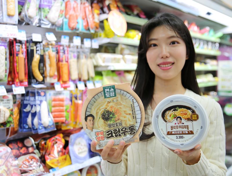 편의점 GS25가 KBS 예능 프로그램 '신상출시 편스토랑' 우승자인 트로트 가수 장민호 레시피로 만든 '꾸덕명란크림우동'이 출시 보름 만에 냉장면 카테고리 판매 1위에 올랐다. GS리테일 제공