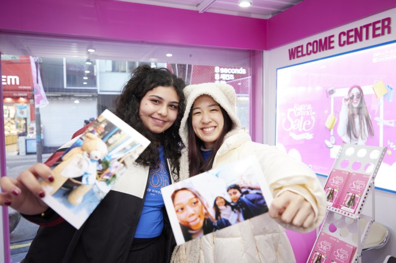 '2024 코리아그랜드세일' 웰컴센터 프로그램을 즐기는 외국인들. (사진=한국방문위원회 제공) photo@newsis.com *재판매 및 DB 금지