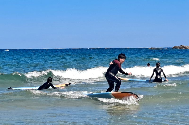 인제군 산골생태유학 프로그램에 참가한 인제 진동분교 학생들이 동해안에서 서핑체험을 하고 있다. 인제군 제공