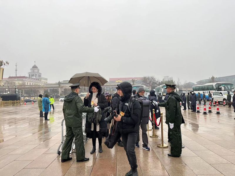 전인대 행사장인 인민대회당과 이어져 있는 톈안먼 광장 앞에서 5일 아침 경비원들이 출입자들의 출입증 바코드를 스캔하고 있다. 이석우특파원