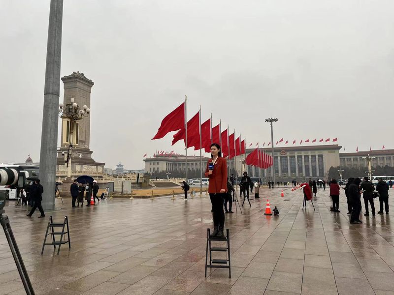 인민대회당이 바라다 보이는 톈안먼 광장에서 5일 한 중국 방송기자가 전인대 개막식을 보도하고 있다. 이석우특파원