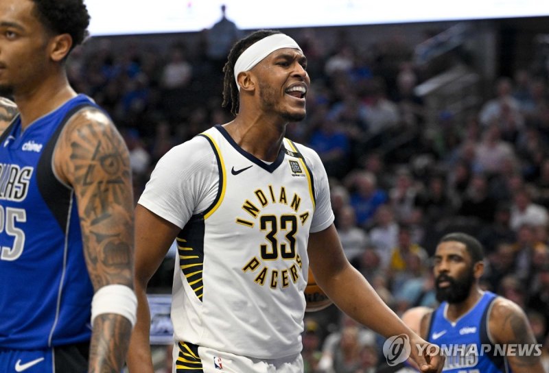 인디애나의 마일스 터너 Mar 5, 2024; Dallas, Texas, USA; Indiana Pacers center Myles Turner (33) celebrates during the second half against the Dallas Mavericks at the American Airlines Center. Mandatory Credit: Jerome Miron-USA TODAY Sports
