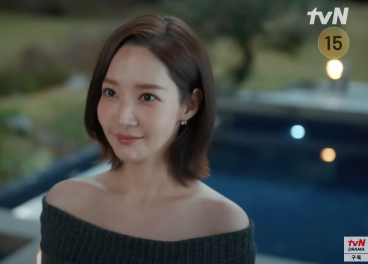 8화에서 강지원(박민영)이 박민환(이이경)의 프러포즈를 받을 때 입고 나온 오프숄더형 스웨터는 폴리수엠의'오프숄더 스웨터'다. tvN '내 남편과 결혼해줘' 방송화면 캡처
