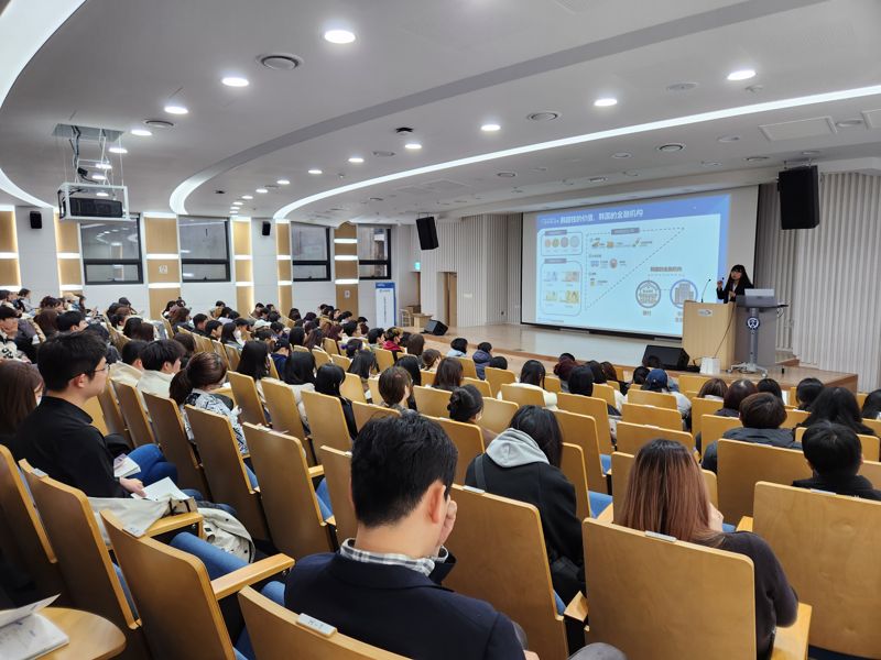 우리은행이 6일 서울 마포구 연세대에서 중국인 유학생을 대상으로 ‘외국인 유핵생을 위한 금융 사고 예방' 교육을 진행하고 있다. 사진=박문수 기자