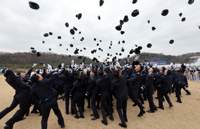 6일 오후 청주 공군사관학교 성무연병장에서 열린 공군사관학교 제72기 졸업 및 임관식에서 신임 소위들이 모자를 던지며 임관을 자축하고 있다. 사진=연합뉴스