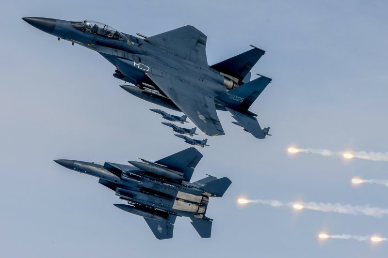 공군 제11전투비행단은 '24 자유의 방패(FS·Freedom Shield) 연습과 연계하여 2024년 3월 6일 '즉·강·끝' 태세 완비를 위한 '24-2차 비수(PISU) 훈련을 실시했다고 밝혔다. 사진은 훈련에 참가한 F-15K가 플레어(Flare)를 발사하는 모습. 사진=공군 제공