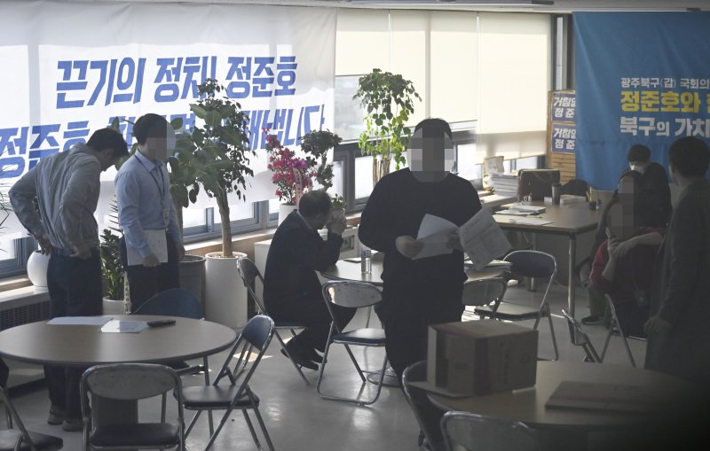 [광주=뉴시스] 박기웅 기자 = 광주지검 수사관들이 6일 광주 북구 소재 더불어민주당 광주 북갑 정준호 후보 선거사무실에서 '불법전화방 운영' 의혹 관련 압수수색에 나서고 있다. 2024.03.06. pboxer@newsis.com