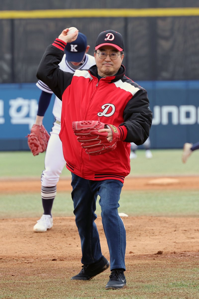 6일 제11회 전국 명문고 야구열전에서 김동연 경기도지사가 덕수고와 경북고의 개막전에 앞서 시구하고 있다. 사진=서동일 기자