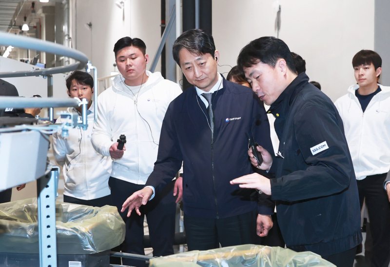 안덕근 산업통상자원부 장관(가운데)이 6일 경기도 김포시 SSG닷컴 풀필먼트센터를 방문해 주요시설을 둘러보고 있다. 산업통상자원부 제공