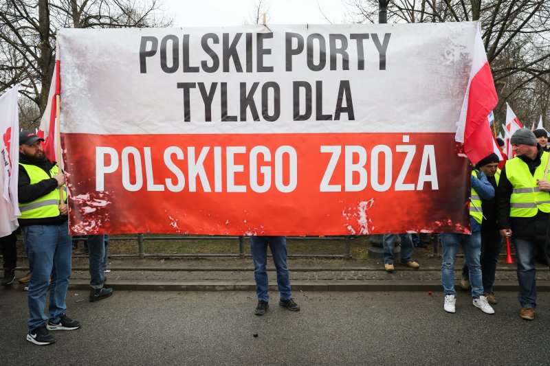 지난 6일(현지시간) 폴란드 바르샤뱌에서 농민들이 '폴란드산 곡물만을 위한 폴란드 항구'라고 써진 현수막을 들고 우크라이나산 농산물의 무관세 수입에 반대하는시위를 벌이고 있다.EPA연합뉴스