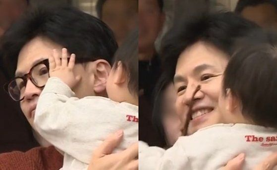 한동훈 국민의힘 비상대책위원장이 지난 5일 충북 청주에서 열린 '육아맘들과의 간담회'에서 안고 있던 아기에게 안경을 빼앗기고 있다. 사진 YTN 방송 캡처