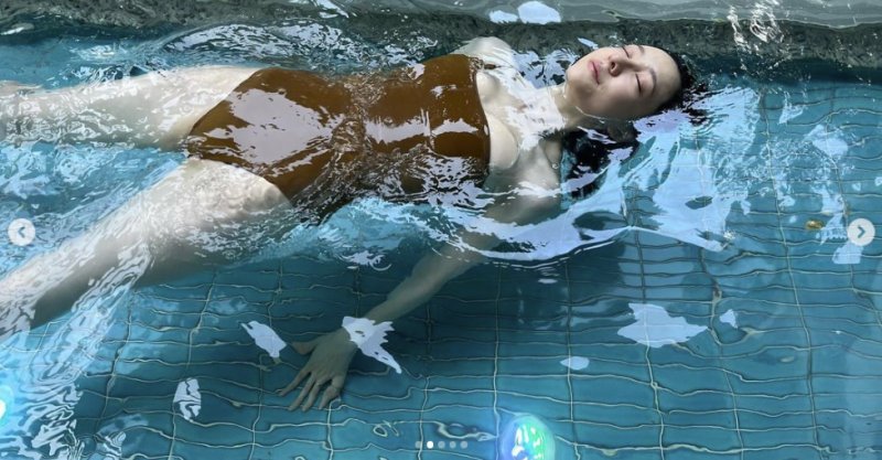 박지현의 늘씬한 수영복 몸매