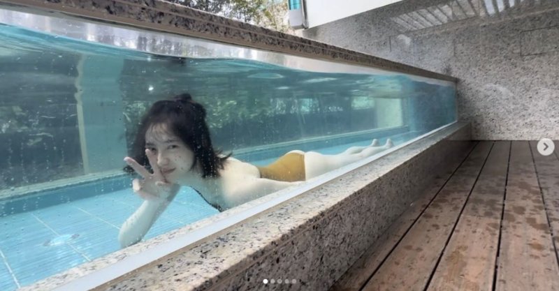 박지현의 늘씬한 수영복 몸매