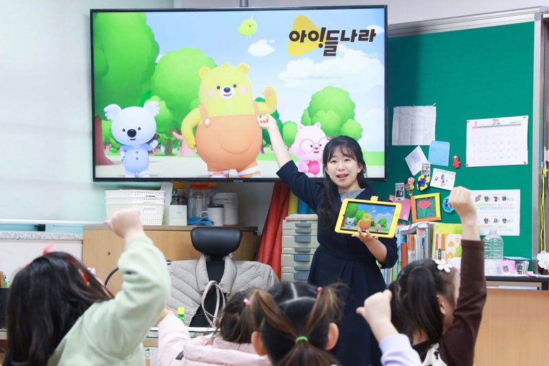 경기도 향동초등학교에서 1학년 학생들이 아이들나라를 통해 늘봄학교 수업을 듣는 모습. LG유플러스 제공