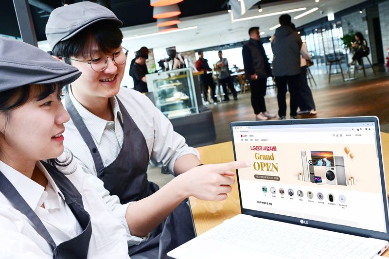 소규모 사업자들이 LG전자가 7일 오픈한 온라인 브랜드숍 '사업자몰'을 검색하고 있다. LG전자 제공