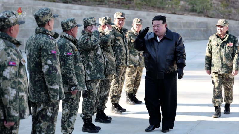김정은 북한 국무위원장이 지난 6일 인민군 서부지구 중요작전훈련기지를 방문해 훈련시설들을 돌아보고 부대들의 실동훈련을 지도했다고 조선중앙TV가 7일 보도했다. 사진=연합뉴스