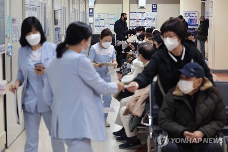 전공의 집단행동이 이어지는 가운데 지난 2월 27일 오후 서울의 한 대학병원에서 간호사들이 분주히 움직이고 있다. 연합뉴스