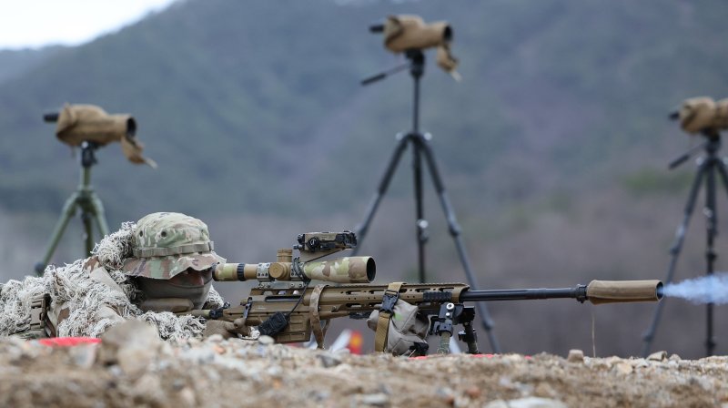 [포항=뉴시스] 이무열 기자 = 제3회 해병대사령관배 저격수 경연대회가 열린 6일 경북 포항 수성사격장에서 해군 저격팀이 표적을 향해 사격을 하고 있다. 2024.03.06. lmy@newsis.com